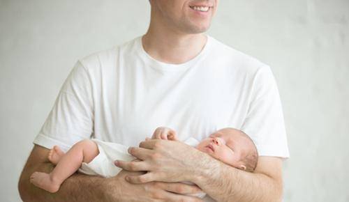 Cómo cambia el cerebro de un hombre cuando se convierte en padre